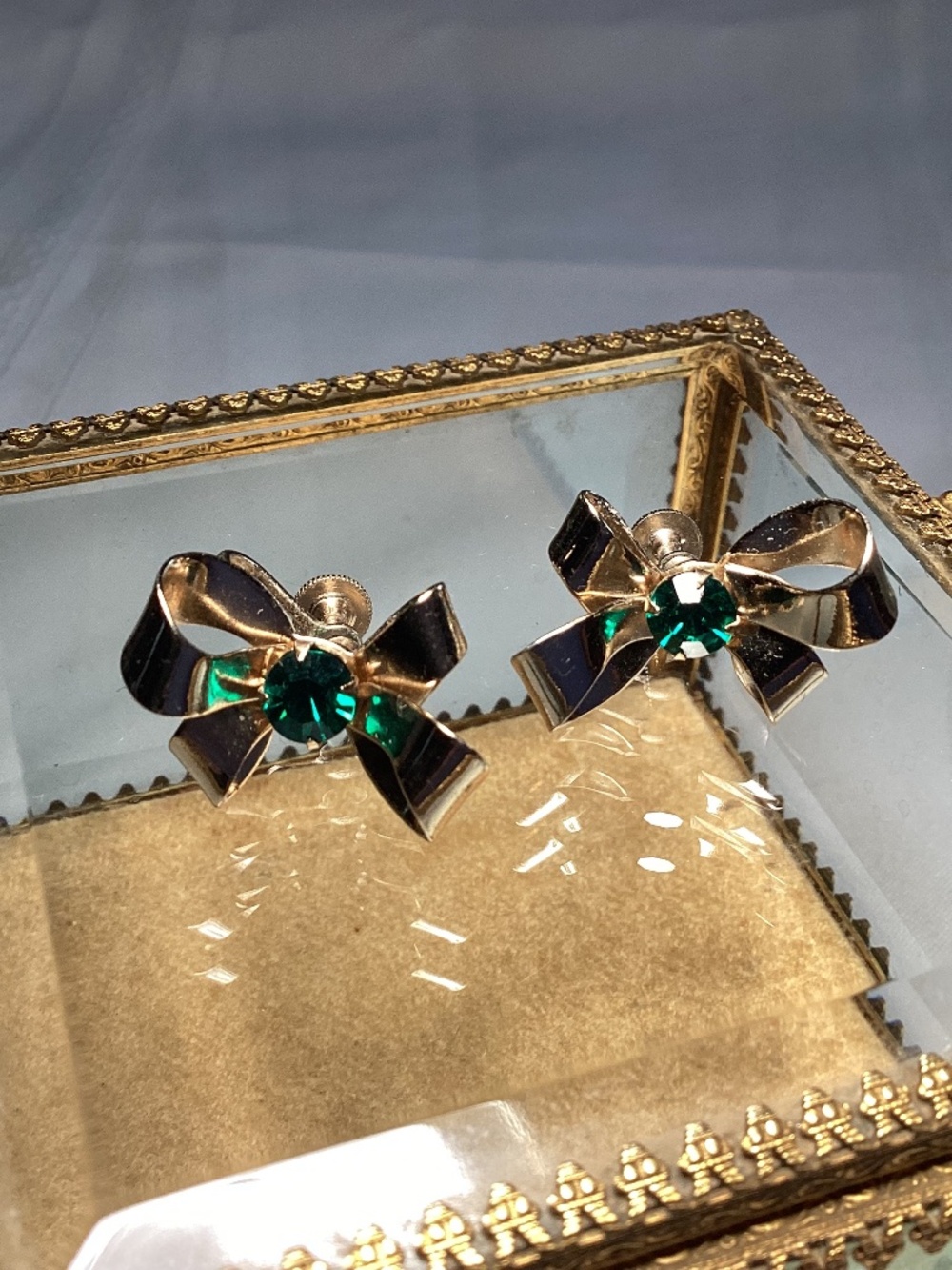 CORO.  ribbon screw on earrings, vintage green centers MOMS COLLECTIONS 💚💚💚💚